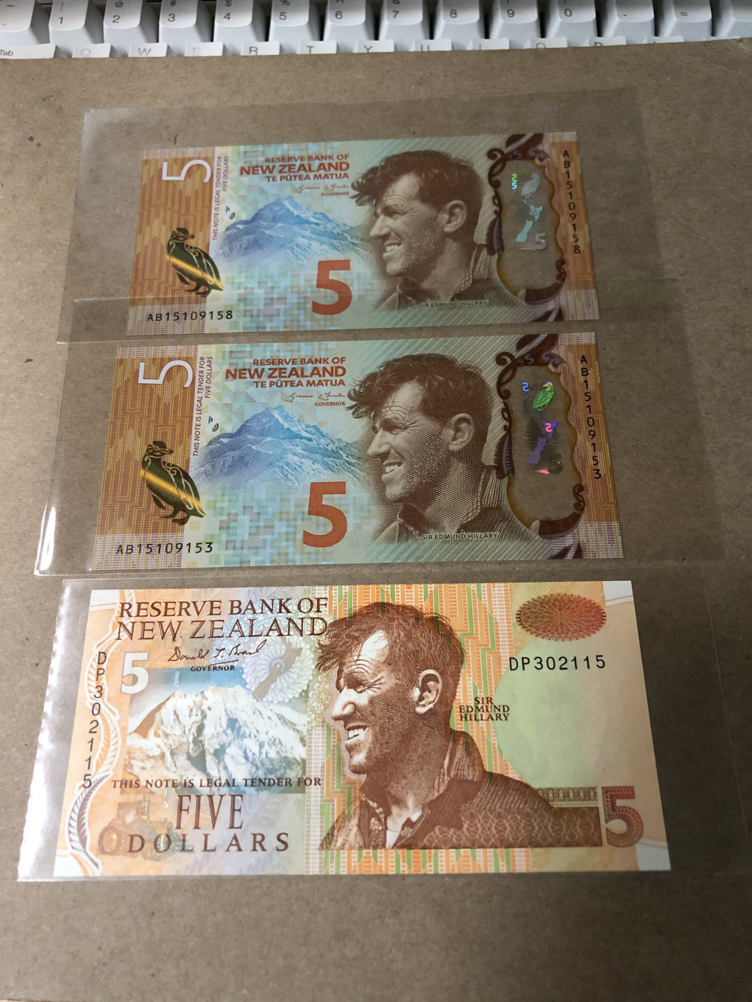 【Blue Auction】世界纸币精拍第23期—— 锡兰佛国(共50拍） 【一组3张】新西兰 1992年5元&2015年5元*2 全新UNC