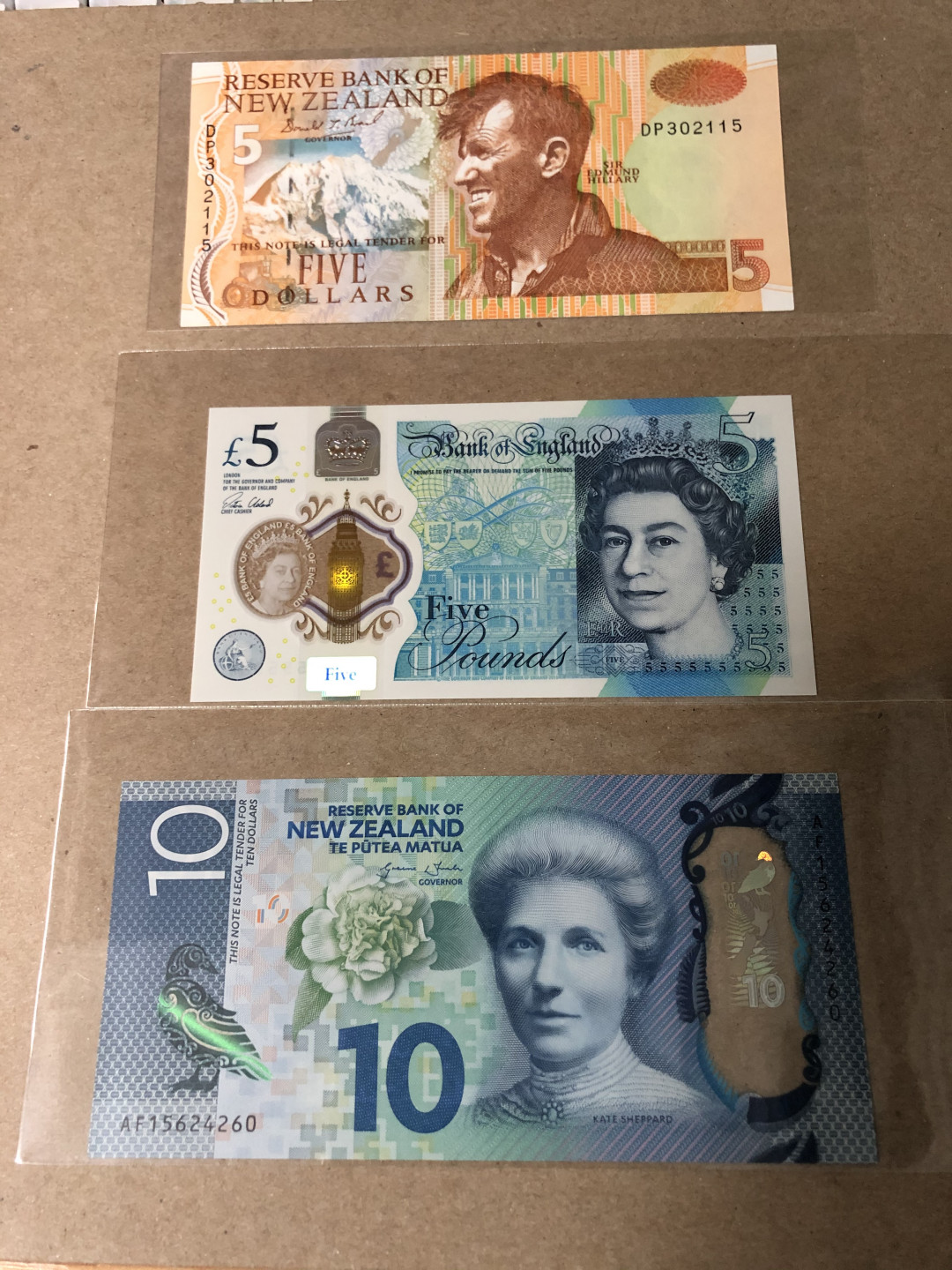 【Blue Auction】世界纸币精拍第23期—— 锡兰佛国(共50拍） 【一组3张】新西兰 1992年5元、2015年10元塑料钞&英国 5镑 塑料钞 全新UNC