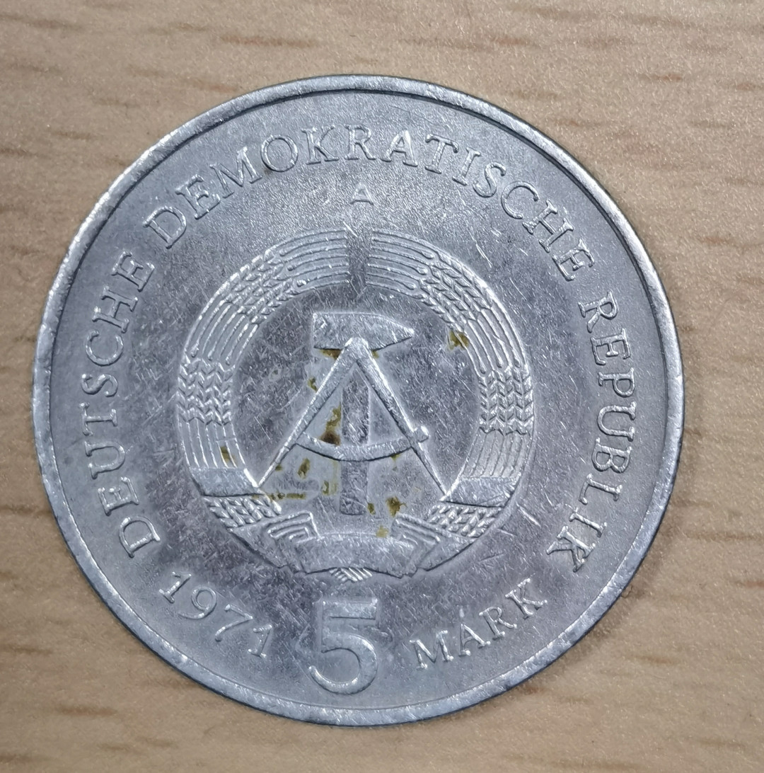 北京马甸外币专卖微拍第二十四期，非贵金属纪念币，流通币专场，陆续上新，欢迎关注 1971年东德5马克纪念币，品相如图