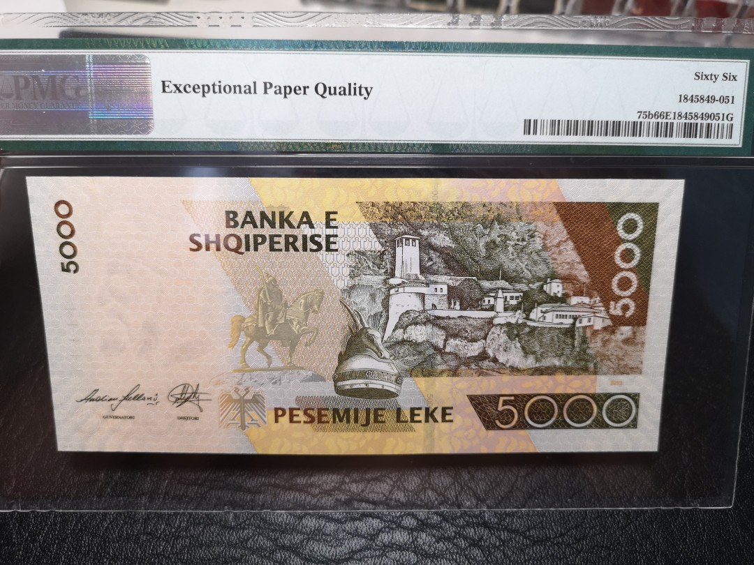 《外钞收藏家》第八十四期拍卖（广州2020币展特拍） 阿尔巴尼亚2013年5000  全息亮点 背面雕刻精致 pmg66