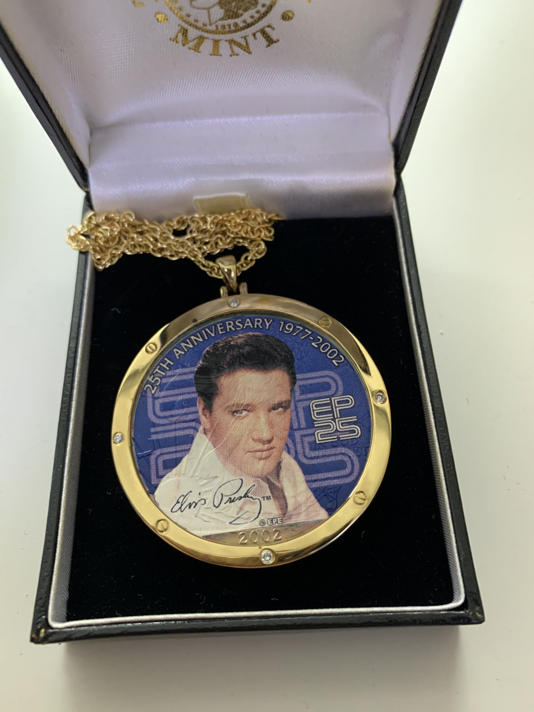 CSIS-GREAT评级精品钱币拍卖第五十五期 美国2002年摩根造币厂猫王逝世25周年彩色镶钻石镀金银币项链挂饰