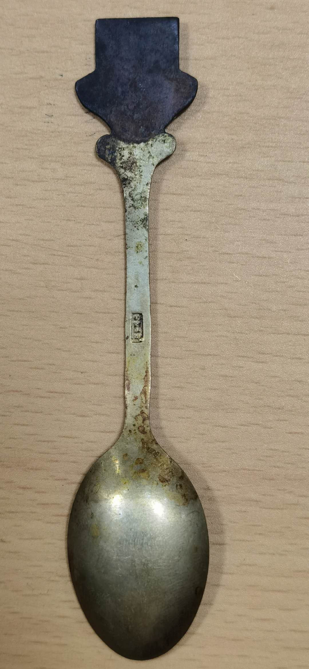 北京马甸外币专卖微拍第二十五期，徽章，早期工艺勺专场，陆续上新欢迎关注 铜勺三。长115mm，重14.8克，品相如图