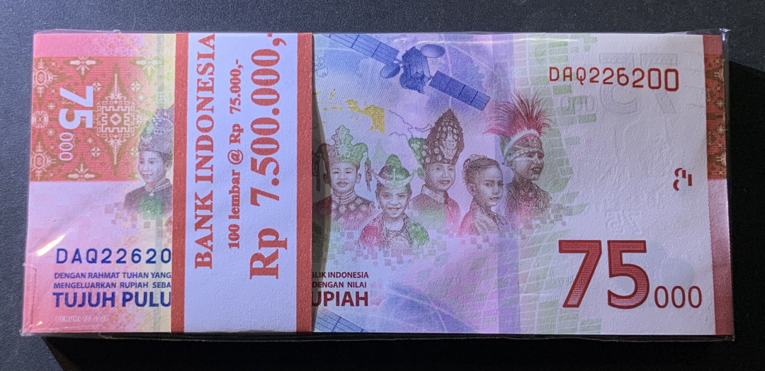 紫瑗钱币——微拍第107期—纸币场（团购） 印度尼西亚 2020年 独立75周年 75000卢比 整刀拆 全新 UNC 10枚连号 （DAQ226101—DAQ226110） 有赠品一张
