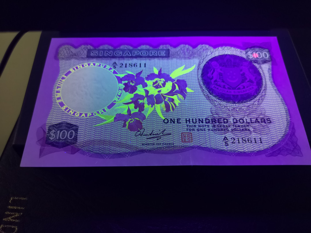 《外钞收藏家》第八十五期拍卖 新加坡花版100元 近全新品相 边上有受潮 稀少品种