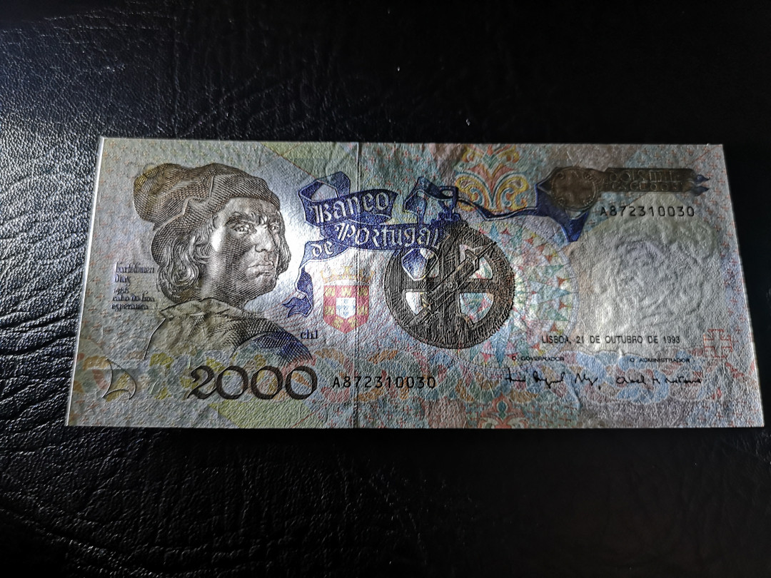 《外钞收藏家》第八十五期拍卖 葡萄牙1993年2000 近全新品相 边上有一点点潮斑