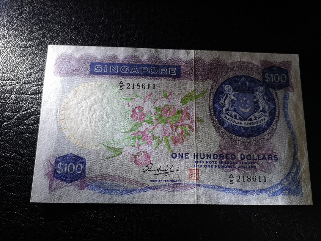 《外钞收藏家》第八十五期拍卖 新加坡花版100元 近全新品相 边上有受潮 稀少品种