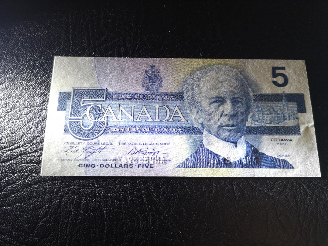 《外钞收藏家》第八十五期拍卖 加拿大鸟版 5加元  全新品相