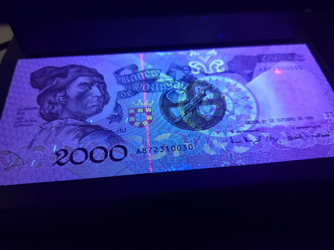 《外钞收藏家》第八十五期拍卖 葡萄牙1993年2000 近全新品相 边上有一点点潮斑