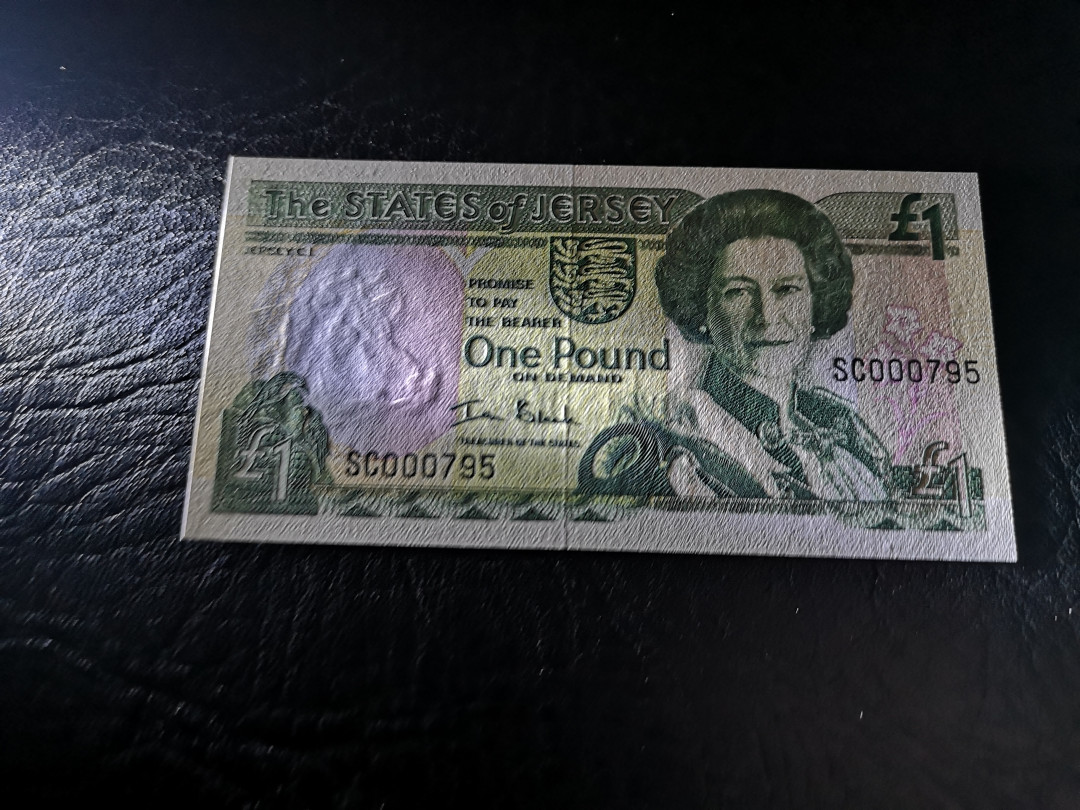 《外钞收藏家》第八十五期拍卖 泽西1镑 795百位号 全新绝品
