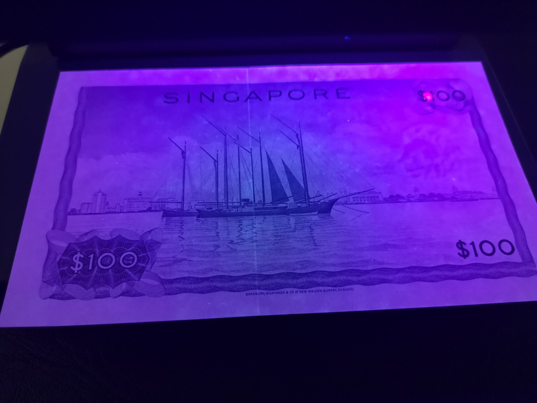 《外钞收藏家》第八十五期拍卖 新加坡花版100元 近全新品相 边上有受潮 稀少品种