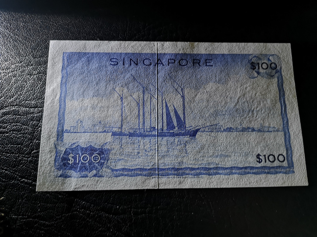 《外钞收藏家》第八十五期拍卖 新加坡花版100元 近全新品相 边上有受潮 稀少品种