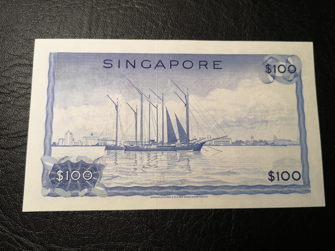 《外钞收藏家》第八十五期拍卖 新加坡花版100元 近全新品相 边上有受潮 稀少品种