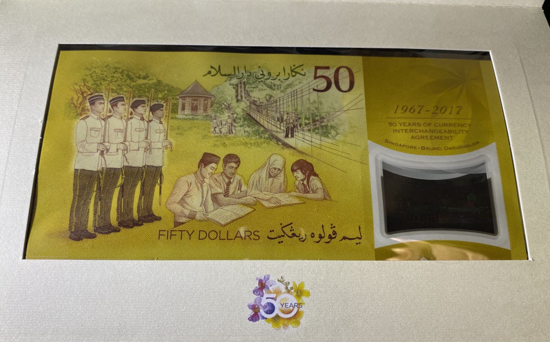 兄弟钱币收藏2020年第54期拍卖 新加坡/文莱货币等值互换50周年纪念钞50元，等值100新元，带原装纪念册，UNC