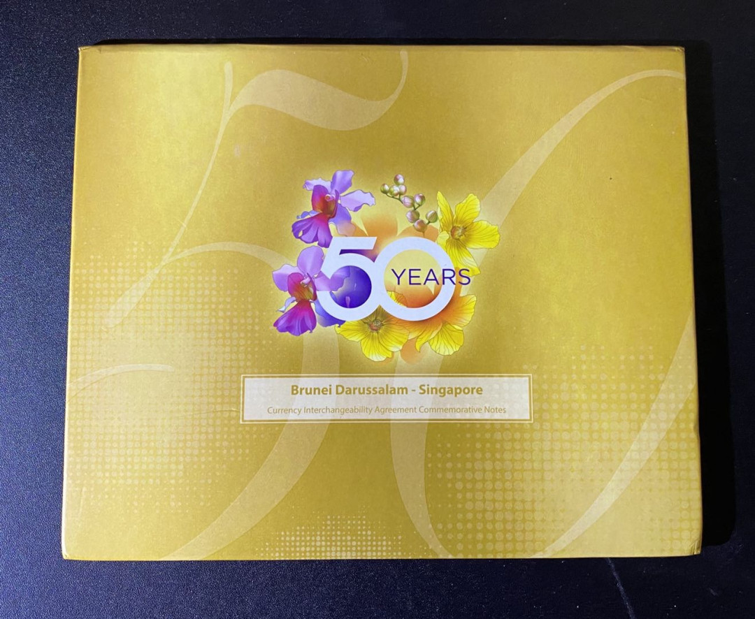 兄弟钱币收藏2020年第54期拍卖 新加坡/文莱货币等值互换50周年纪念钞50元，等值100新元，带原装纪念册，UNC