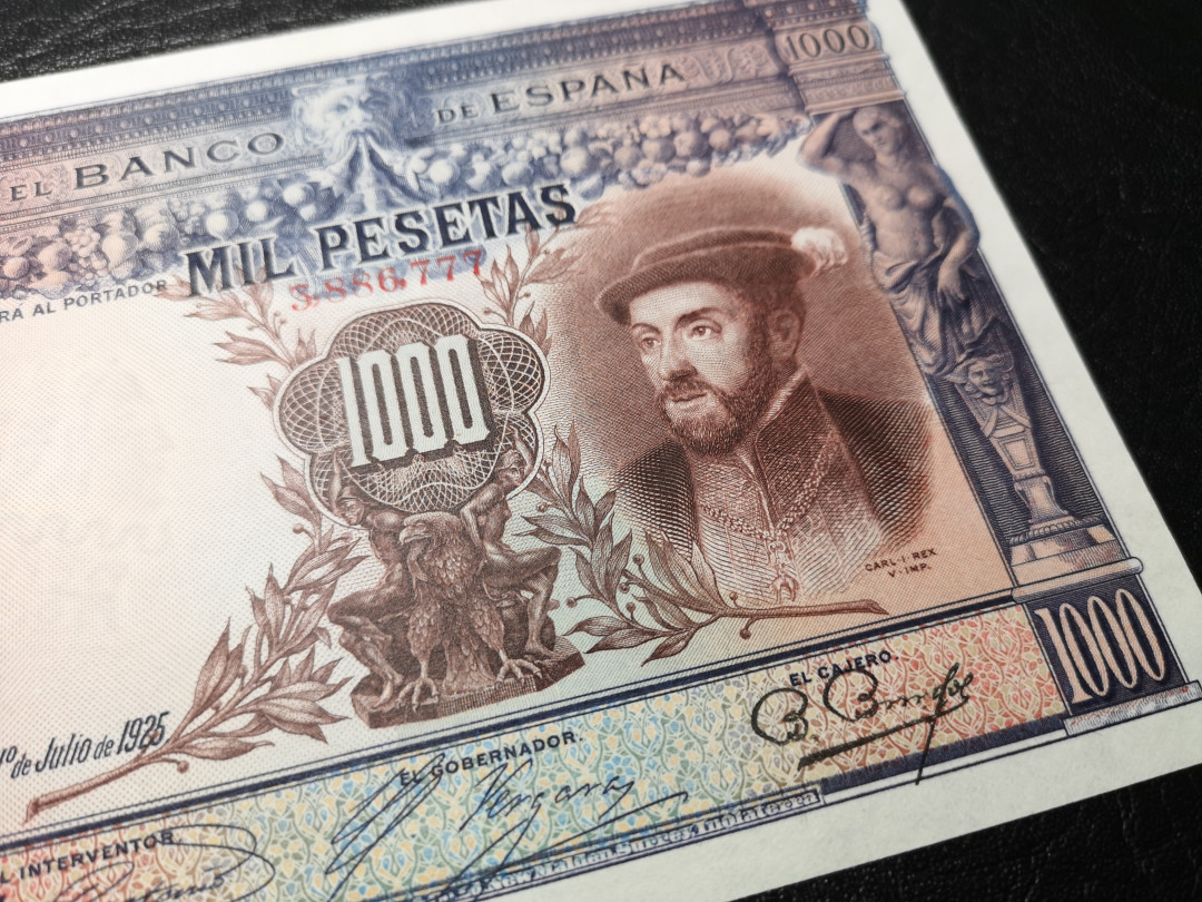 《外钞收藏家》第八十六期拍卖 国庆节专场 西班牙1925年1000比塞塔 超大票 777 豹子号 中间有折 au品相  非常精美