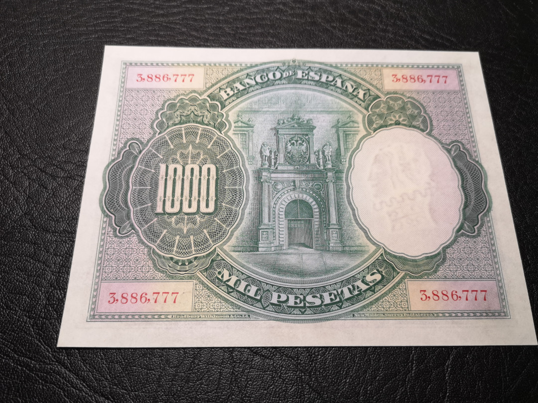 《外钞收藏家》第八十六期拍卖 国庆节专场 西班牙1925年1000比塞塔 超大票 777 豹子号 中间有折 au品相  非常精美