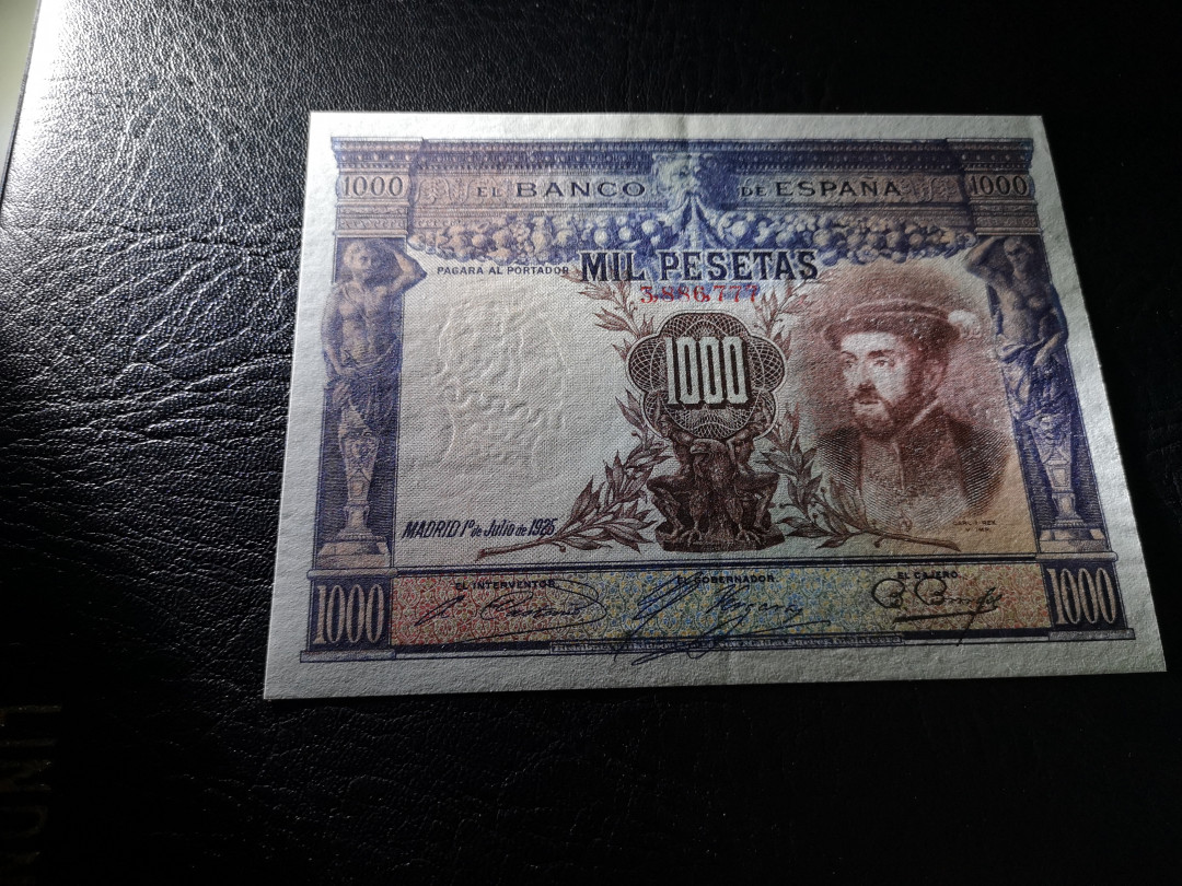 《外钞收藏家》第八十六期拍卖 国庆节专场 西班牙1925年1000比塞塔 超大票 777 豹子号 中间有折 au品相  非常精美