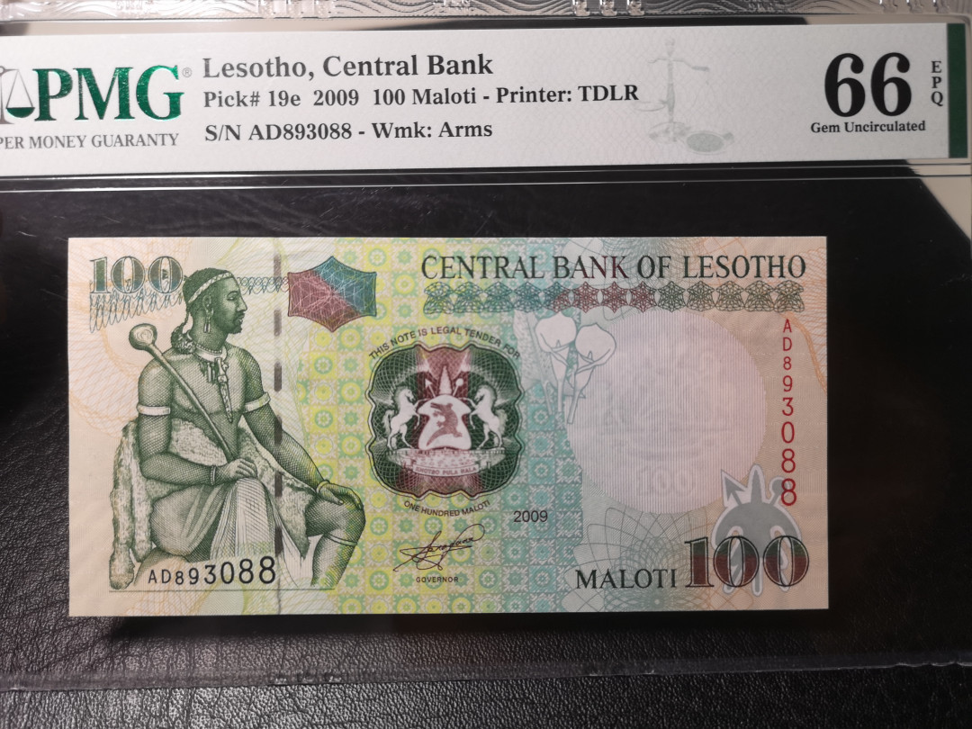 《外钞收藏家》第八十六期拍卖 国庆节专场 莱索托2009年100  尾88  pmg66