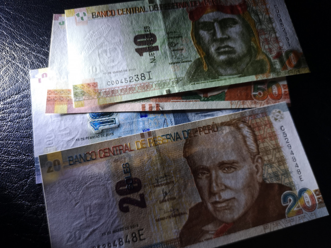 《外钞收藏家》第八十七期拍卖 秘鲁 10、20、50、100一套 全新unc