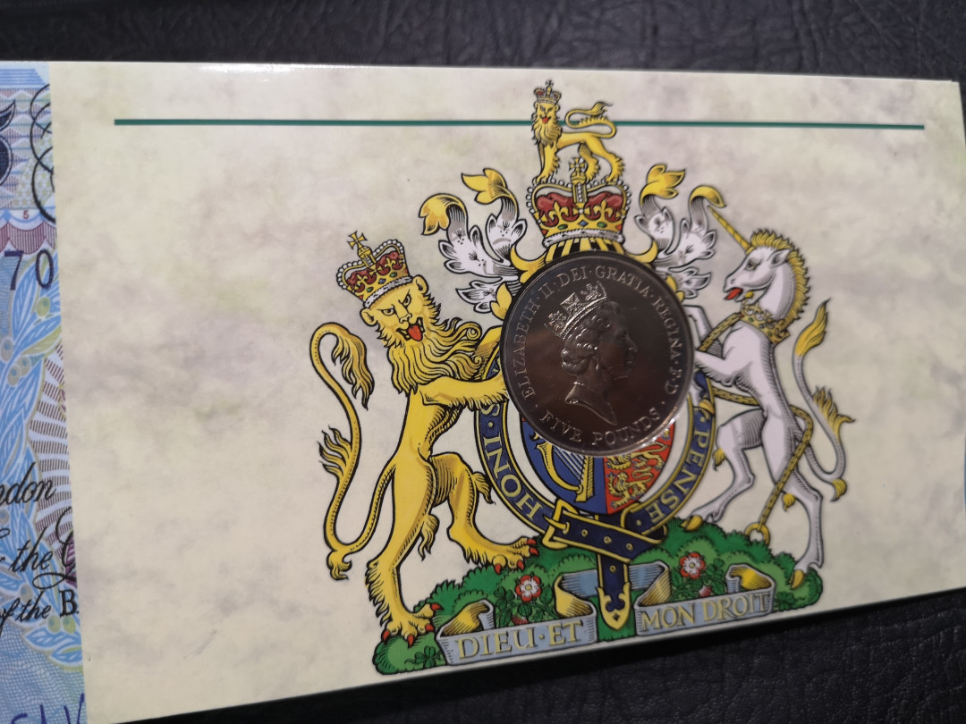 《外钞收藏家》第八十七期拍卖 英国皇家造币厂 纪念册 包含5镑纸币和一枚5镑硬币