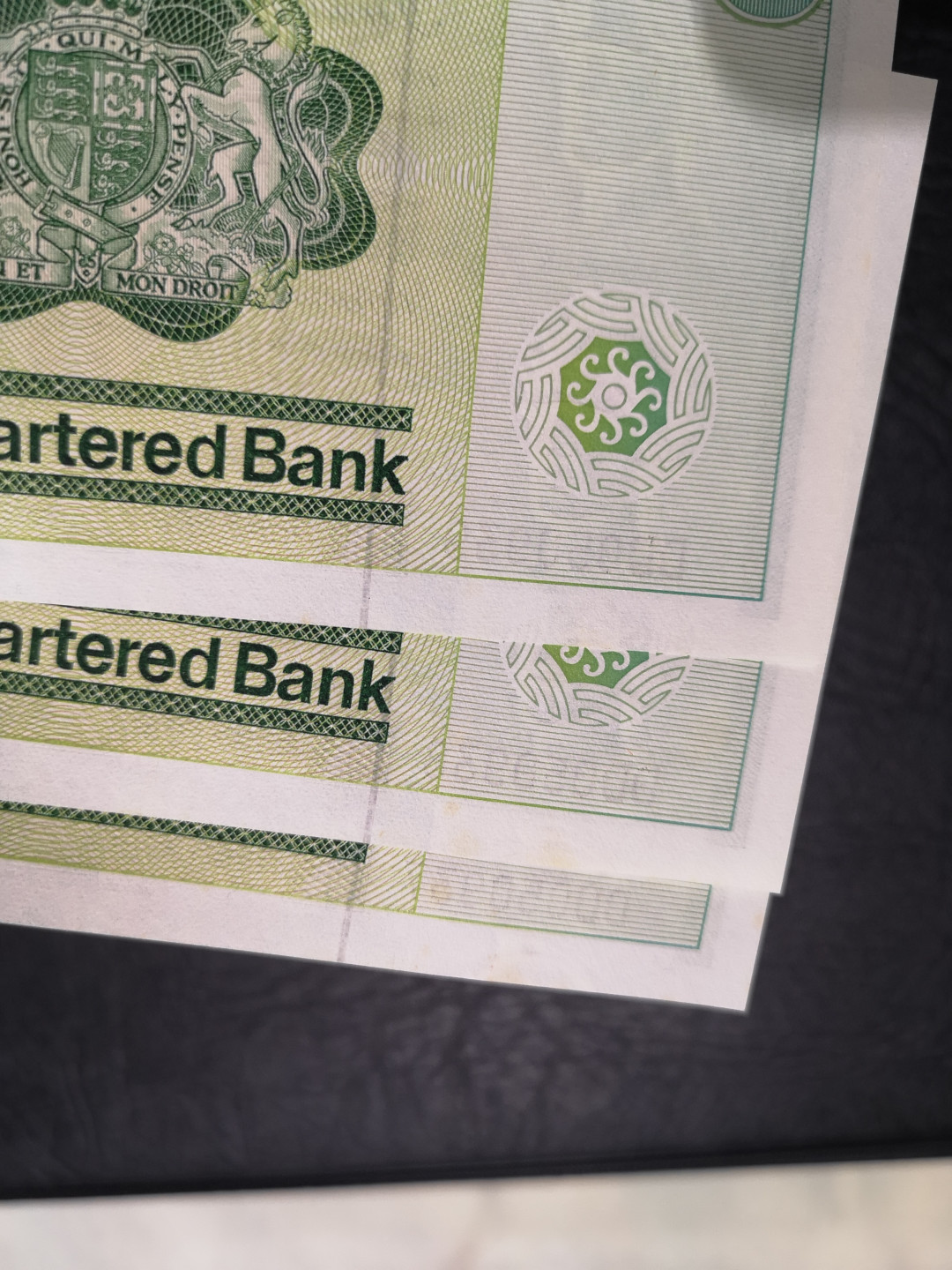 《外钞收藏家》第八十七期拍卖 香港渣打银行1981年10港币大尺寸版 三张连号  有不明显黄斑 无折 