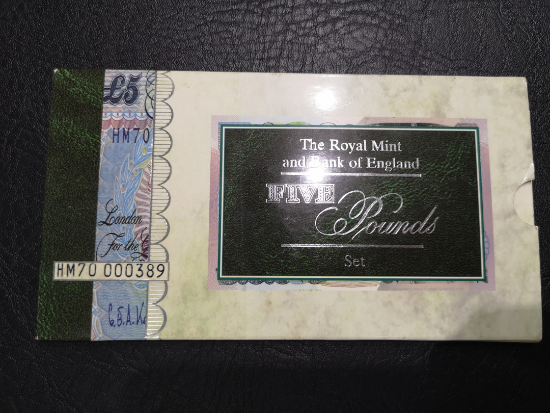 《外钞收藏家》第八十七期拍卖 英国皇家造币厂 纪念册 包含5镑纸币和一枚5镑硬币