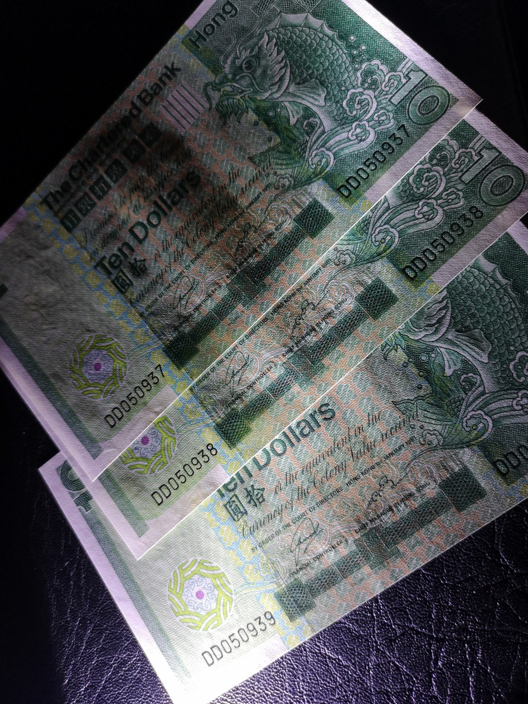 《外钞收藏家》第八十七期拍卖 香港渣打银行1981年10港币大尺寸版 三张连号  有不明显黄斑 无折 