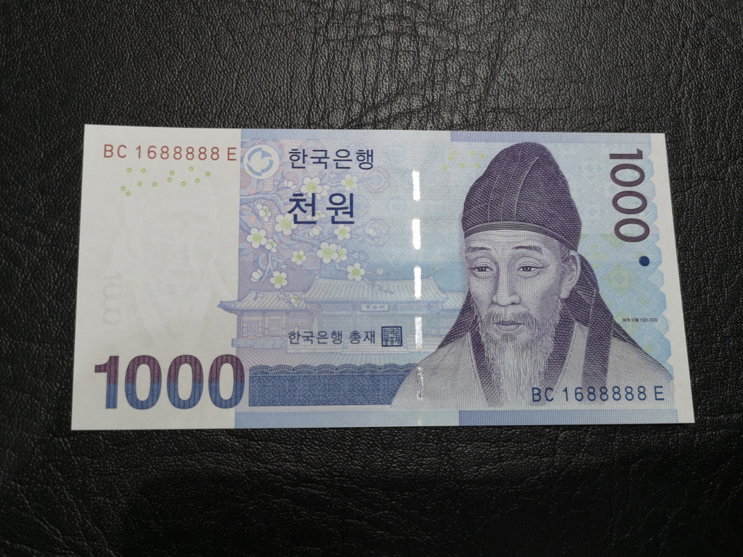 《外钞收藏家》第八十七期拍卖 韩国流通版1000韩元  全新unc 号码168888 一路发发发 极好的号码