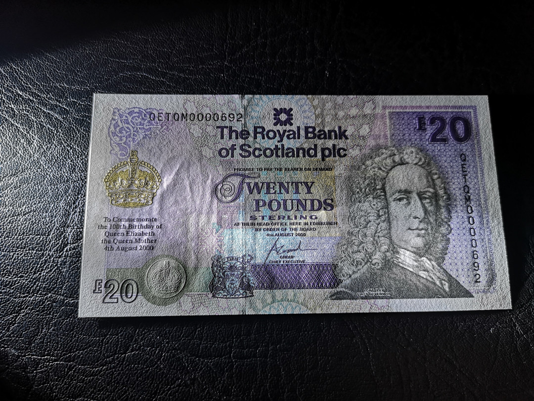 《外钞收藏家》第八十七期拍卖 苏格兰2000年20镑 692小号  纪念钞 全新unc