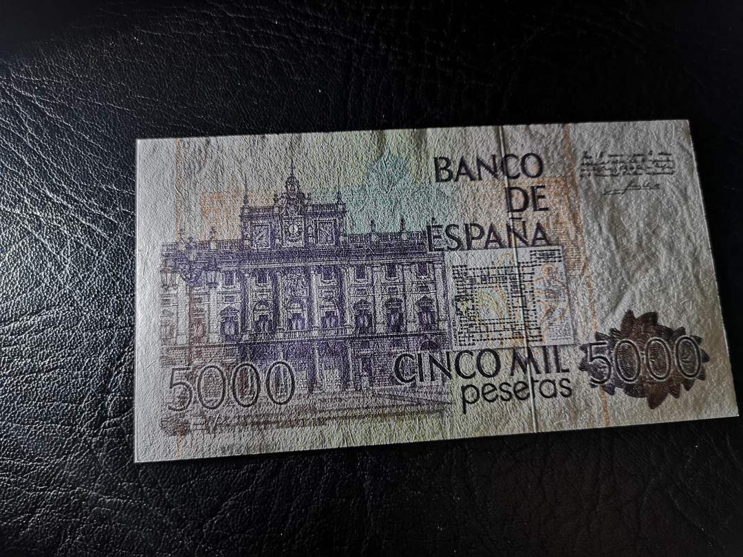 《外钞收藏家》第八十七期拍卖 西班牙1979年5000 背面 非常精美的建筑雕刻 全新unc