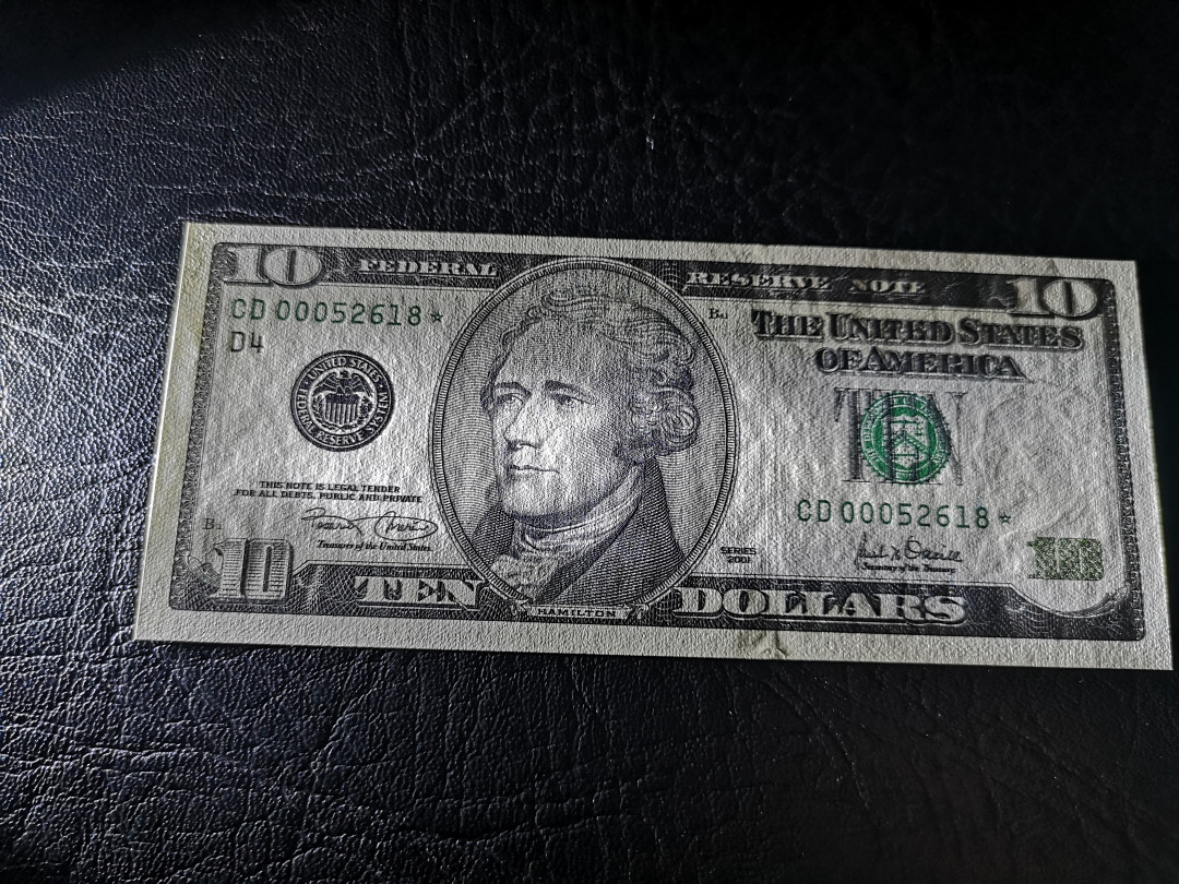 《外钞收藏家》第八十七期拍卖 2001年10美元 大头 补号 全新unc