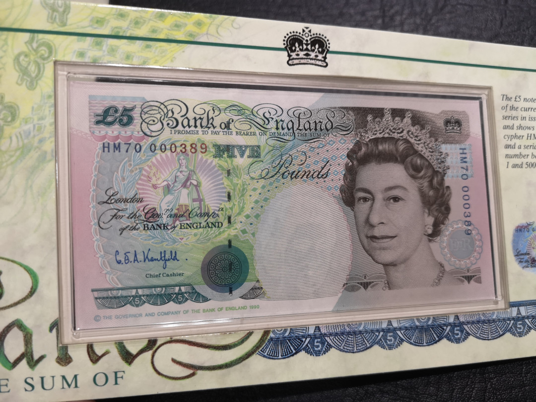 《外钞收藏家》第八十七期拍卖 英国皇家造币厂 纪念册 包含5镑纸币和一枚5镑硬币