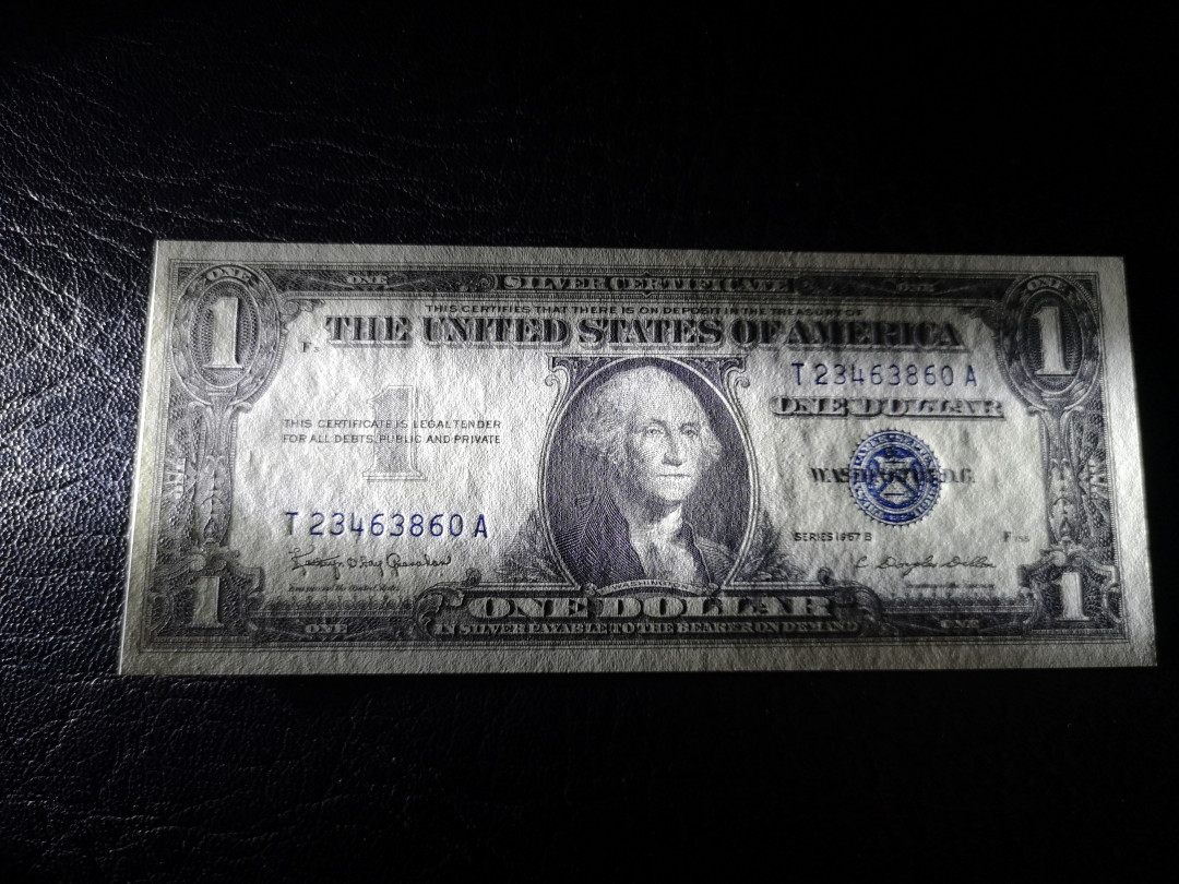 《外钞收藏家》第八十七期拍卖 1957年1美元  蓝库印 全新unc