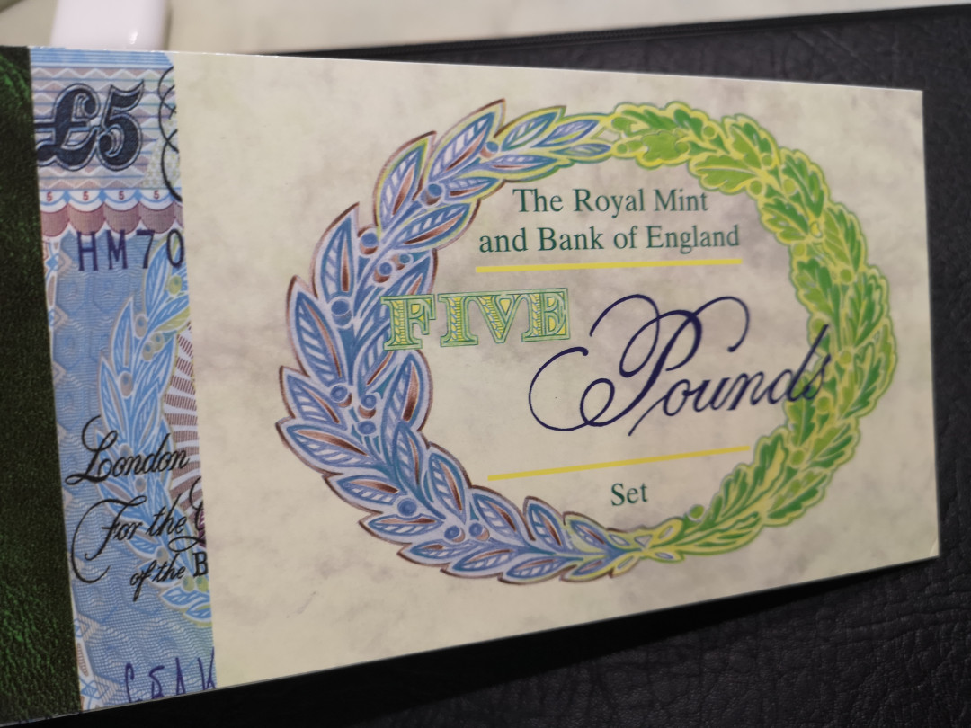 《外钞收藏家》第八十七期拍卖 英国皇家造币厂 纪念册 包含5镑纸币和一枚5镑硬币