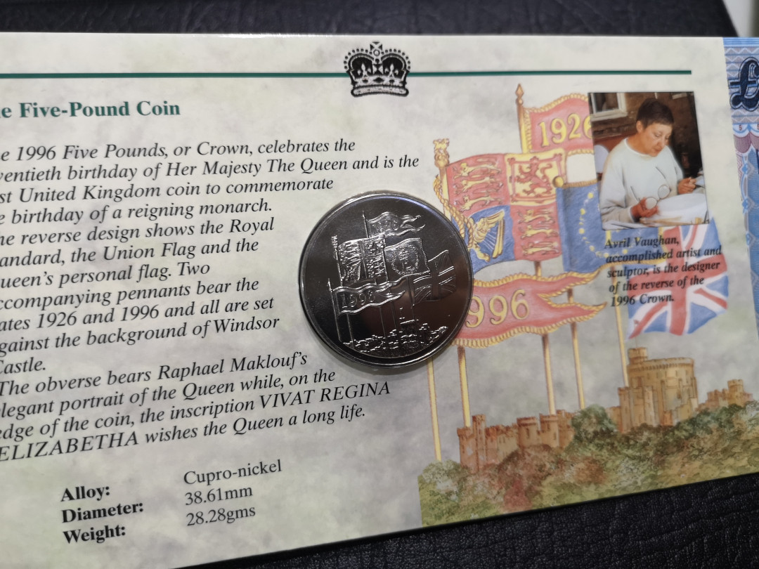 《外钞收藏家》第八十七期拍卖 英国皇家造币厂 纪念册 包含5镑纸币和一枚5镑硬币