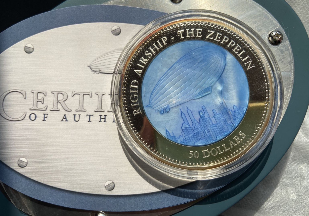 【币观天下】第125场钱币拍卖～ 【库克】库克2013年飞船之父齐柏林飞艇诞生175周年精制镶珍珠贝纪念银币