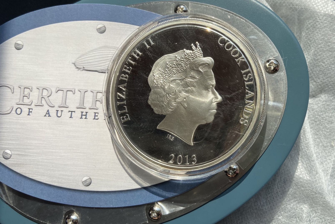 【币观天下】第125场钱币拍卖～ 【库克】库克2013年飞船之父齐柏林飞艇诞生175周年精制镶珍珠贝纪念银币