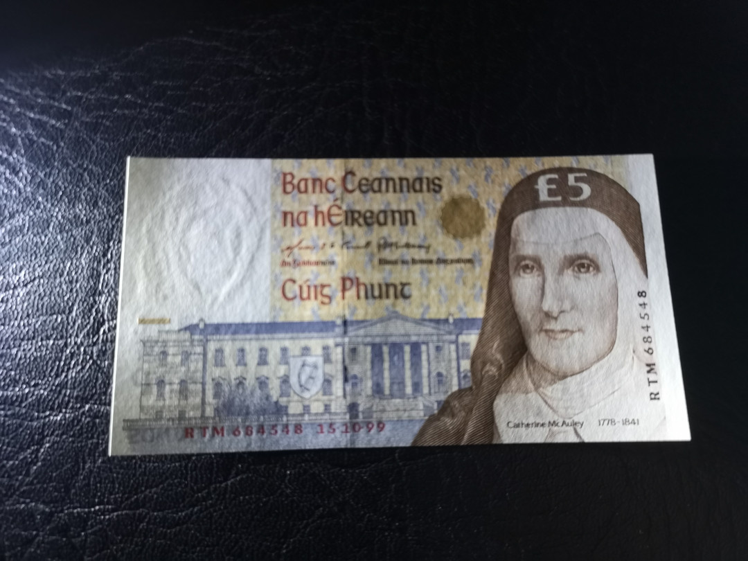 《外钞收藏家》第八十八期拍卖 99年爱尔兰末版5镑  全新绝品