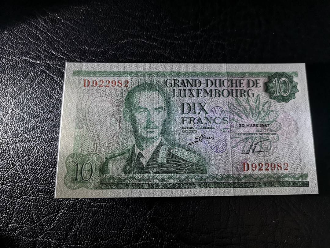 《外钞收藏家》第八十八期拍卖 1967年卢森堡10法郎  全新绝品