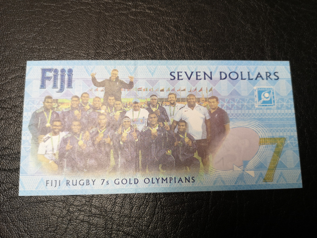 《外钞收藏家》第八十八期拍卖 斐济足球钞  7元 全新绝品