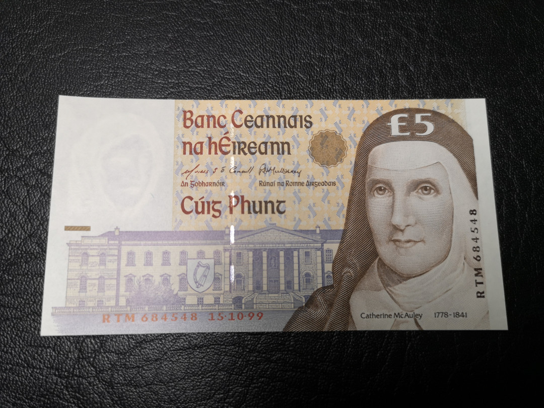 《外钞收藏家》第八十八期拍卖 99年爱尔兰末版5镑  全新绝品