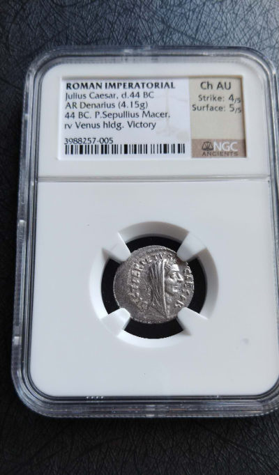 【古罗马币】尤里乌斯凯撒生前发行披纱像第纳尔银币NGC评级CHAU级