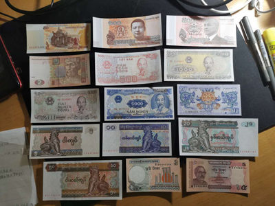 【鲸贝乐淘】千字文·第“肆筵设席，鼓瑟吹笙”号拍卖 【外国纸币45张】全新全品UNC ，一组45张