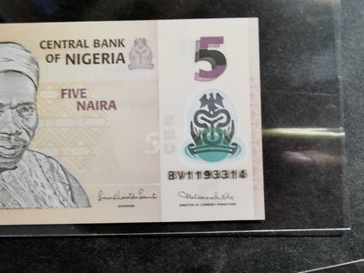 【鲸贝乐淘】千字文·第“肆筵设席，鼓瑟吹笙”号拍卖 【尼日利亚】5奈拉塑料钞两张，全新全品UNC ，其中一张流水号打模糊，穿透背面错版，一角有小缺