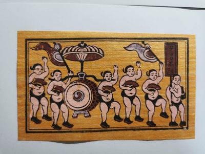 【鲸贝乐淘】千字文·第“肆筵设席，鼓瑟吹笙”号拍卖 【越南🇻🇳 】传统文化遗产北宁东湖年画两幅，赶庙会·玩相扑，全新全品UNC, 海外带回原版画