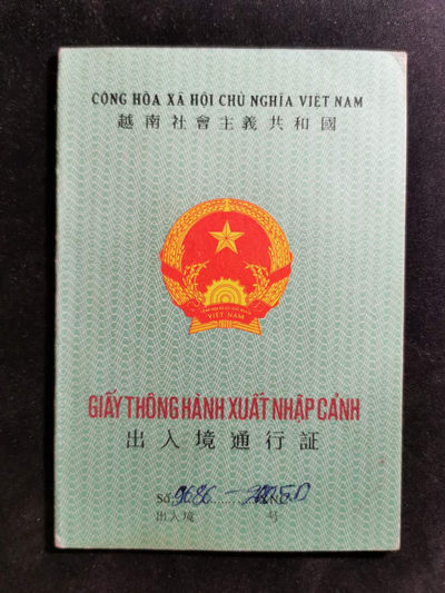 【鲸贝乐淘】千字文·第“肆筵设席，鼓瑟吹笙”号拍卖 【边境证】作废的越南中国边境入境通行证一本