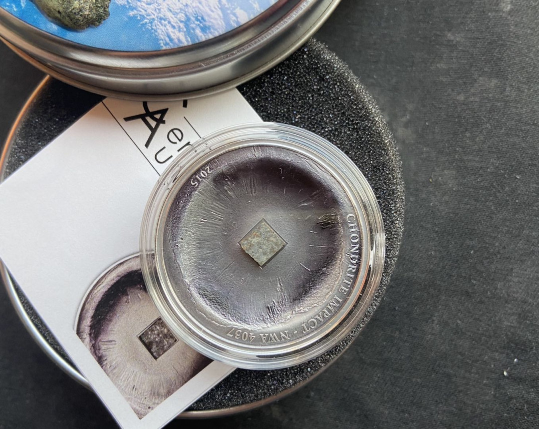 【币观天下】第126期钱币拍卖～ 库克2015年5元，【获奖提名】1盎司、仿古，陨石系列(11)-镶嵌(摩洛哥)NWA4037球粒陨石实体、凹弧曲面陨石坑、黑彩精制银币