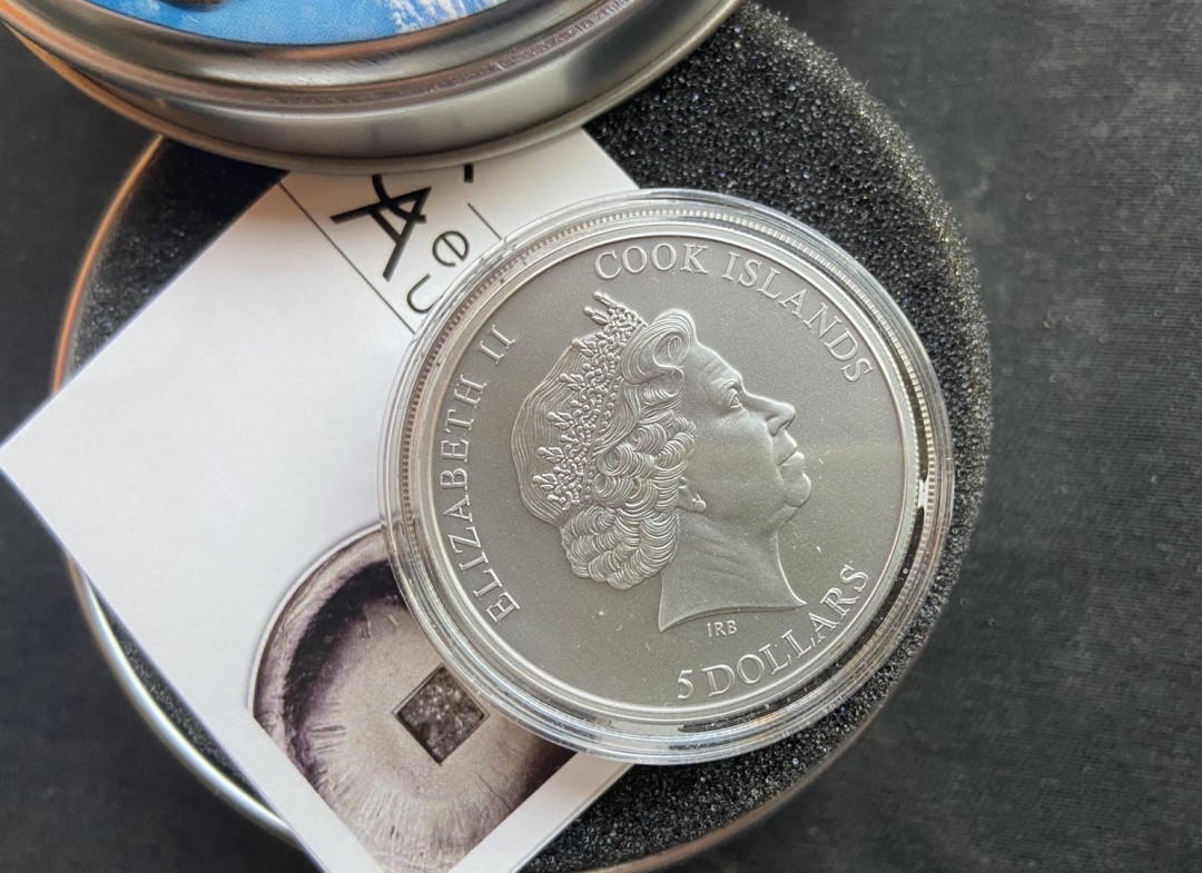 【币观天下】第126期钱币拍卖～ 库克2015年5元，【获奖提名】1盎司、仿古，陨石系列(11)-镶嵌(摩洛哥)NWA4037球粒陨石实体、凹弧曲面陨石坑、黑彩精制银币