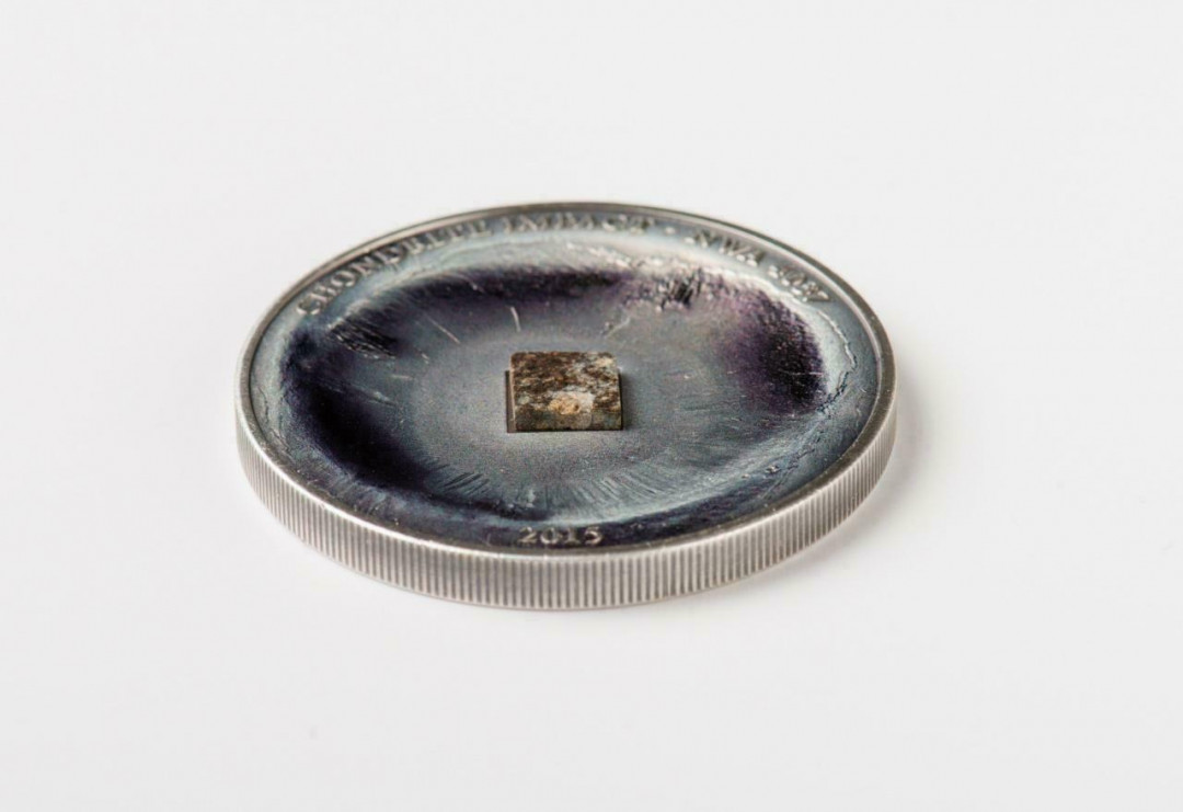 【币观天下】第126期钱币拍卖～ 库克2015年5元，【获奖提名】1盎司、仿古，陨石系列(11)-镶嵌(摩洛哥)NWA4037球粒陨石实体、凹弧曲面陨石坑、黑彩精制银币