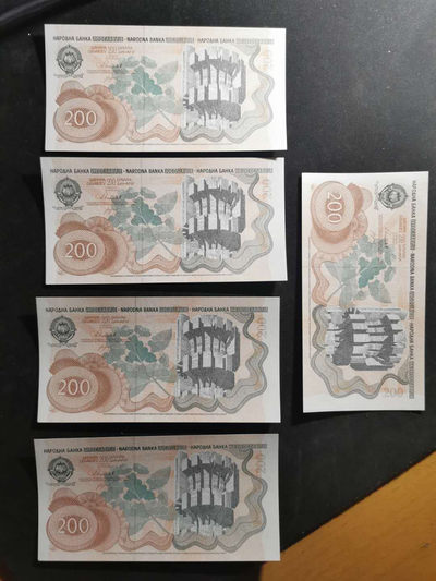 【鲸贝乐淘】千字文·第“肆筵设席，鼓瑟吹笙”号拍卖 【南斯拉夫】1990年200第纳尔，全新全品UNC ，5张